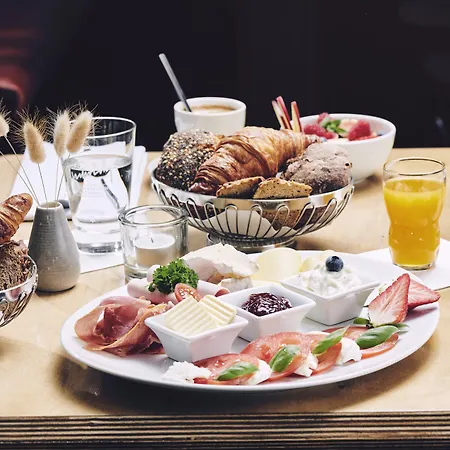 Art Tucholsky فندق 3*